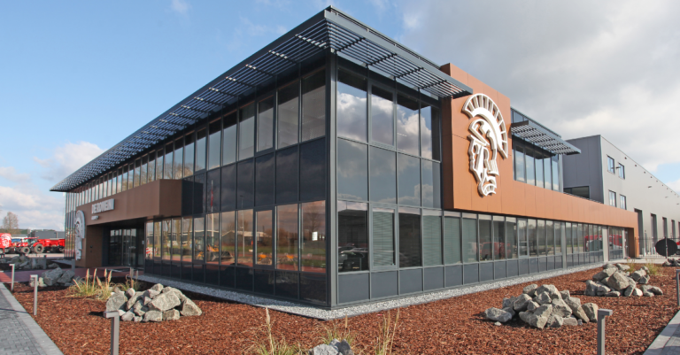 De Romein industriehal in Veendam met Alpha-AR Carrier sandwichpanelen in RAL7016 en RAL9007