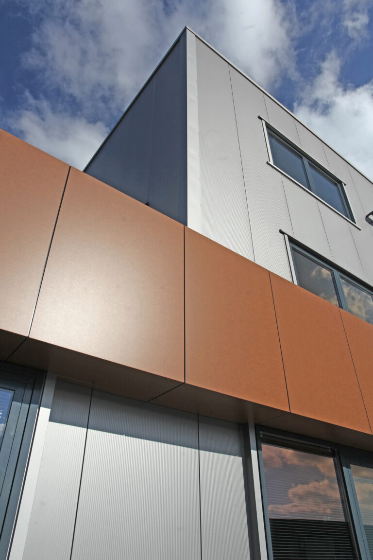De Romein industriehal in Veendam met Alpha-AR Carrier sandwichpanelen in RAL7016 en RAL9007