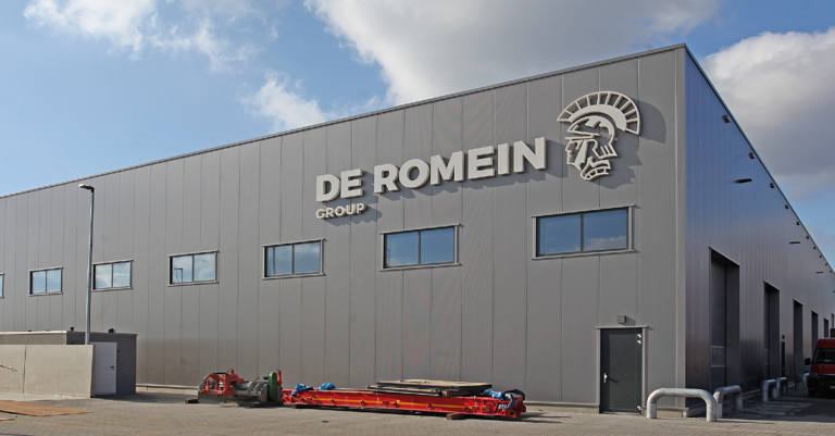 De Romein industriehal in Veendam met Alpha-AR Carrier sandwichpanelen in RAL7016 en RAL9007