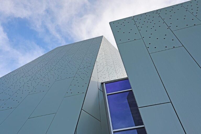 Eneco Warmtestation in Schiedam met CP Business Line Alpha AR-MW FX gevelpanelen in RAL6020.