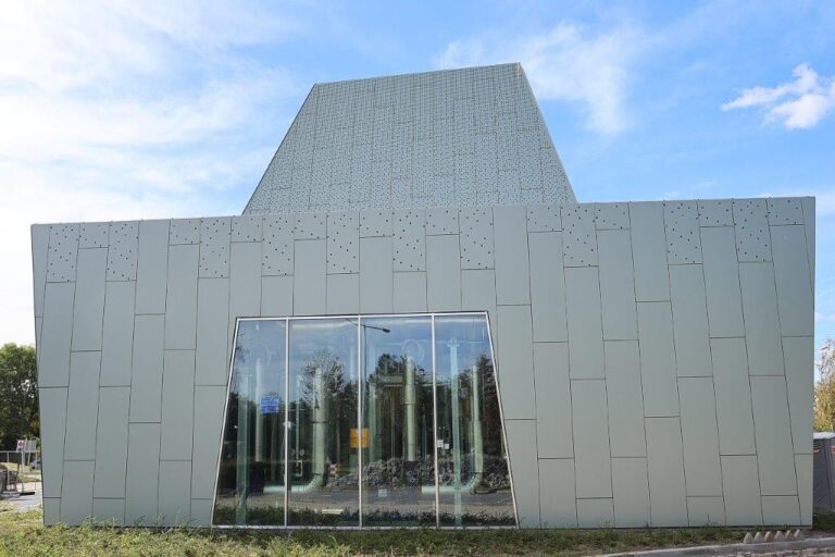Eneco Warmtestation in Schiedam met CP Business Line Alpha AR-MW FX gevelpanelen in RAL6020.