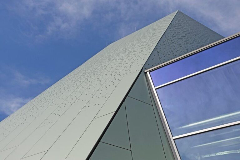 Eneco Warmtestation in Schiedam met CP Business Line Alpha AR-MW FX gevelpanelen in RAL6020.