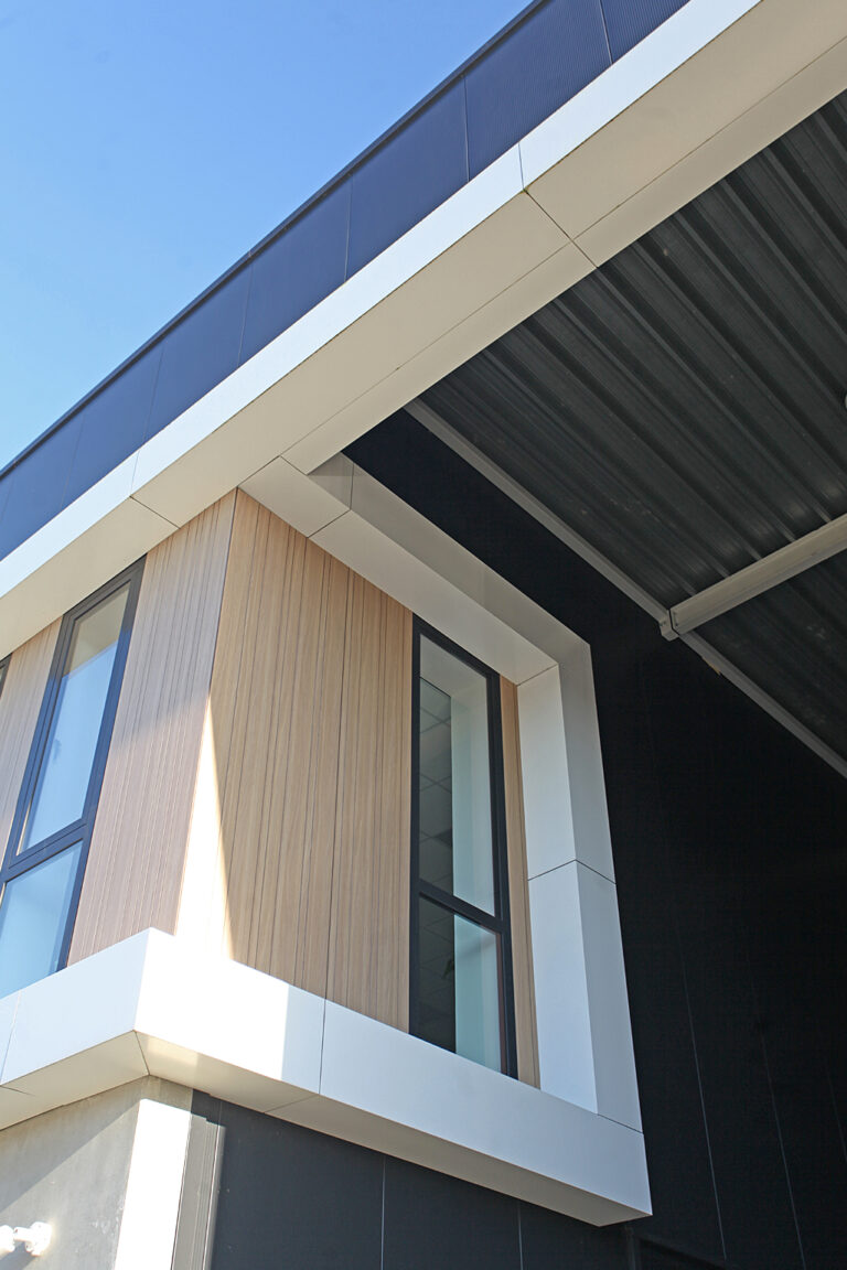 Fire Proof productiehal en adviescentrum in Ravenstein met Alpha-AR sandwichpanelen in Granite HDR RAL7021