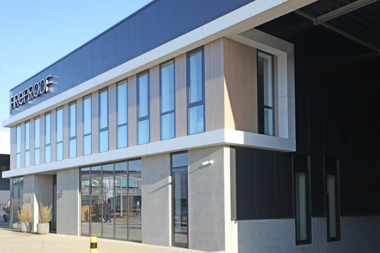 Fire Proof productiehal en adviescentrum in Ravenstein met Alpha-AR sandwichpanelen in Granite HDR RAL7021