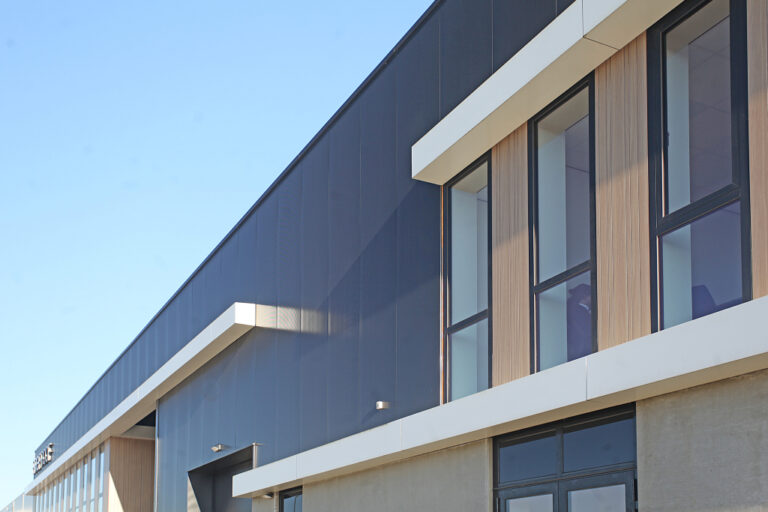 Fire Proof productiehal en adviescentrum in Ravenstein met Alpha-AR sandwichpanelen in Granite HDR RAL7021