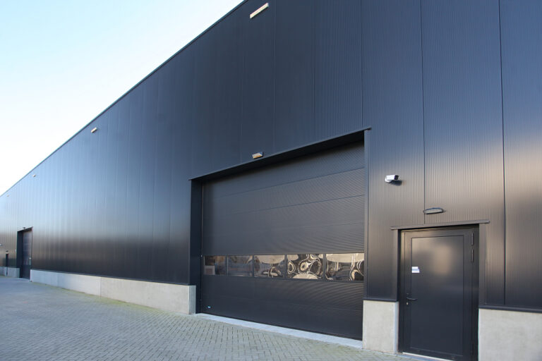 Fire Proof productiehal en adviescentrum in Ravenstein met Alpha-AR sandwichpanelen in Granite HDR RAL7021