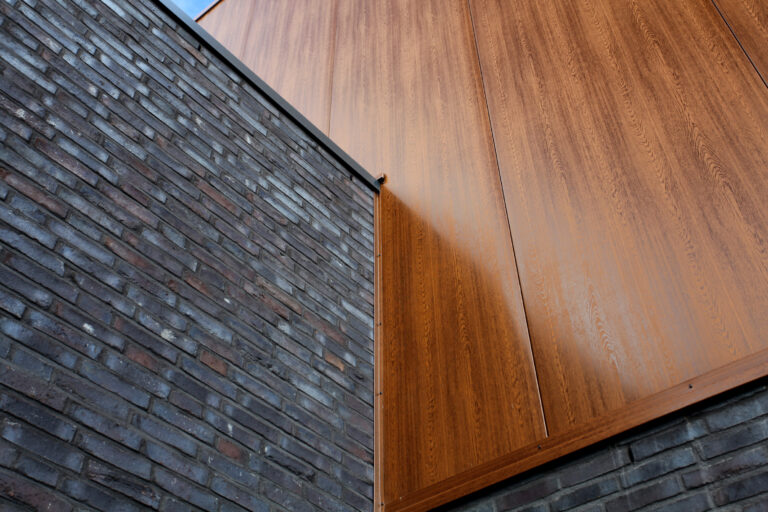 Aventus sporthal in Apeldoorn met Brucha Facade Flat FX panelen in Golden Oak houtstructuur