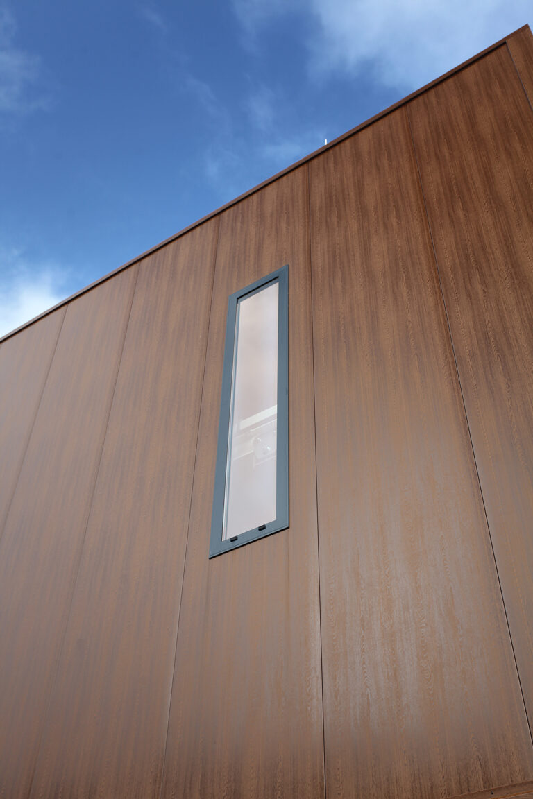 Aventus sporthal in Apeldoorn met Brucha Facade Flat FX panelen in Golden Oak houtstructuur