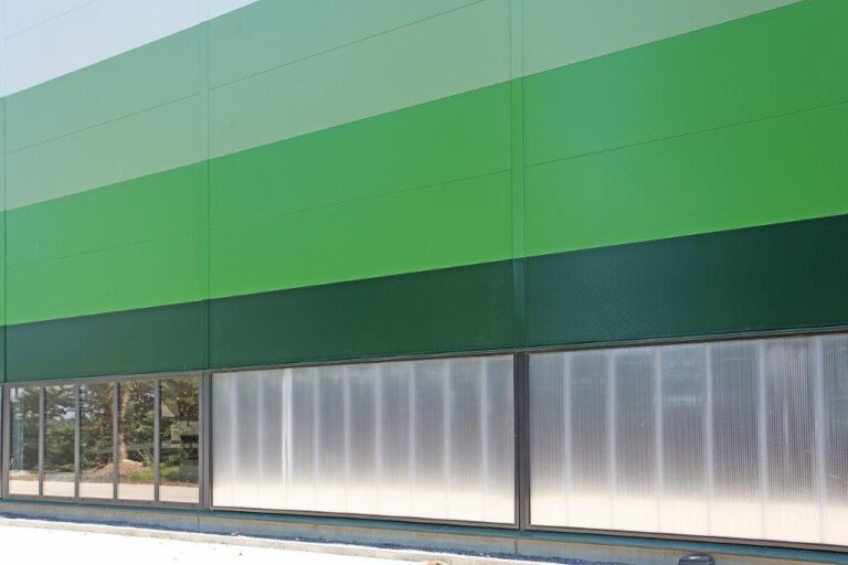 Kervo foodhal in Neer met CP Business Line BETA(KV) AR sandwichpanelen in groentinten