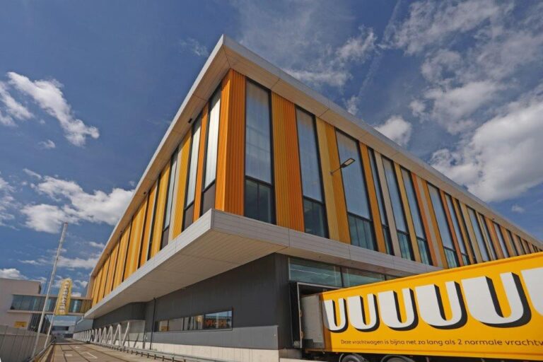 Jumbo distributiecentrum in Nieuwegein met Brucha Superior Line sandwichpanelen in RAL7016 en RAL7024