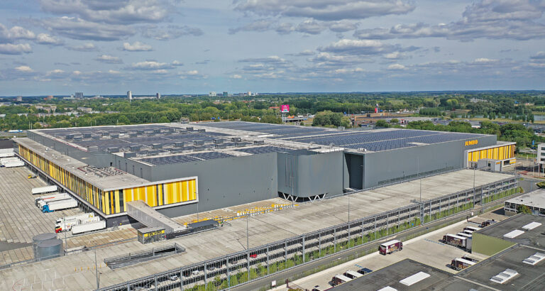 Jumbo distributiecentrum in Nieuwegein met Brucha Superior Line sandwichpanelen in RAL7016 en RAL7024