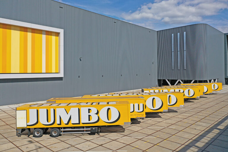 Jumbo distributiecentrum in Nieuwegein met Brucha Superior Line sandwichpanelen in RAL7016 en RAL7024