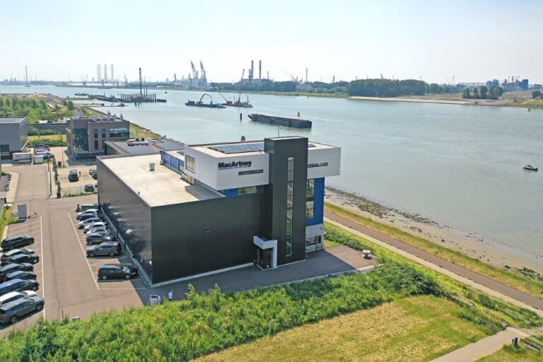 Industriehal van MacArtney in Maassluis met CP Business Line Alpha-AR sandwichpanelen