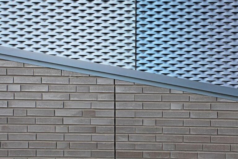 Sporthal Dillenburcht in Drunen met Superior Line Brucha ALPHA Carrier FX sandwichpanelen en strekmetaal