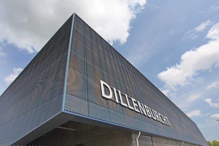 Sporthal Dillenburcht in Drunen met Superior Line Brucha ALPHA Carrier FX sandwichpanelen en strekmetaal