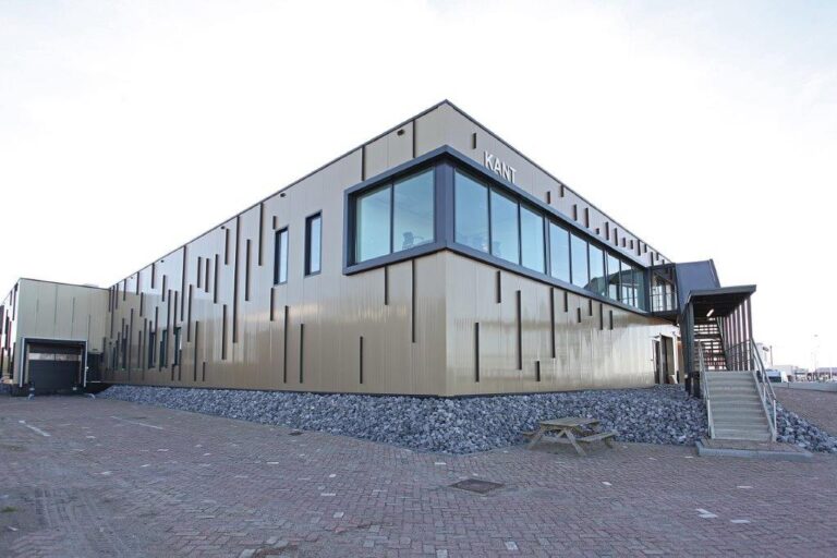 Foodhal van Telson en Kant in Lauwersoog met ALPHA-C FX sandwichpanelen in Dubai More Intense