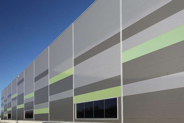 VGP distributiecentrum in Oosterhout met Beta BL-AR sandwichpanelen in diverse RAL-kleuren