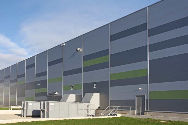 VGP distributiecentrum in Oosterhout met Beta BL-AR sandwichpanelen in diverse RAL-kleuren